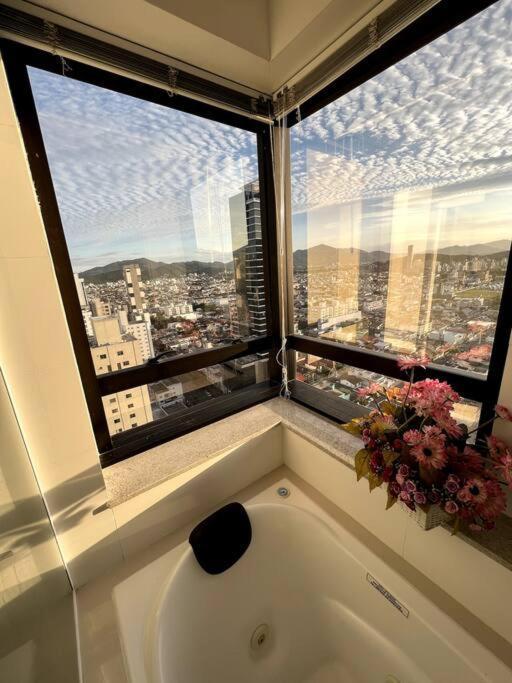 Apartamento No Centro, Com Vista Mar E Cristo Luz Balneario Camboriu Exterior photo